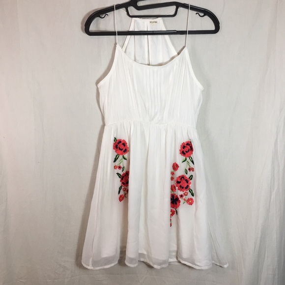 En Creme Tops - En Creme Shear White Top with Embroidered Flowers En Creme Tops - En Creme Shear White Top with Embroidered Flowers
